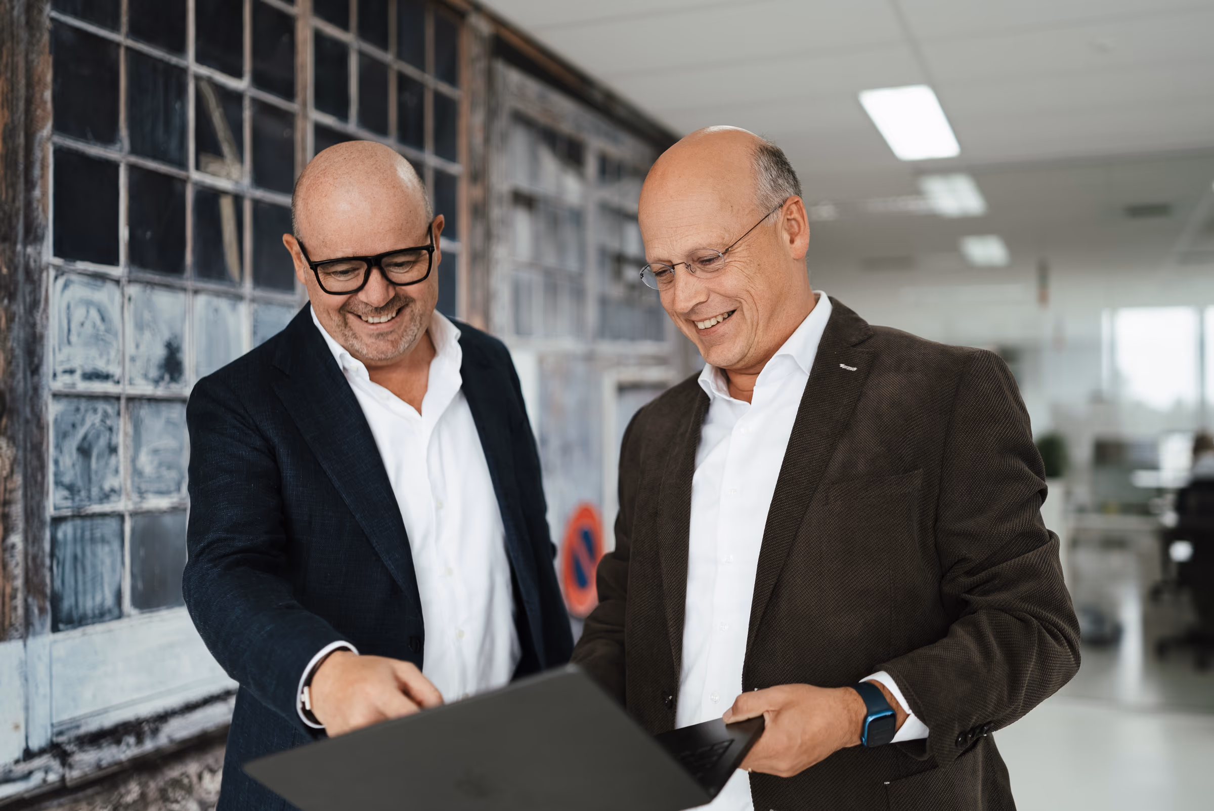 Remco Frühauf et Peter Potters, fondateurs d'Informer, regardent ensemble un ordinateur portable